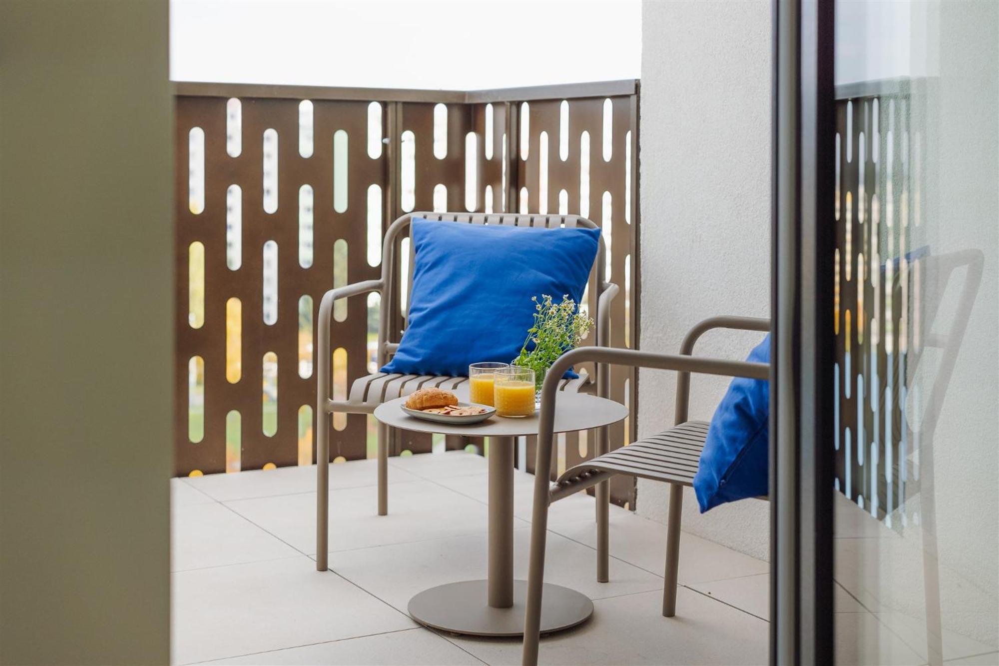 Good Vibe Near Metro - Garage, Air-conditioning, Vinyl Player Apartment