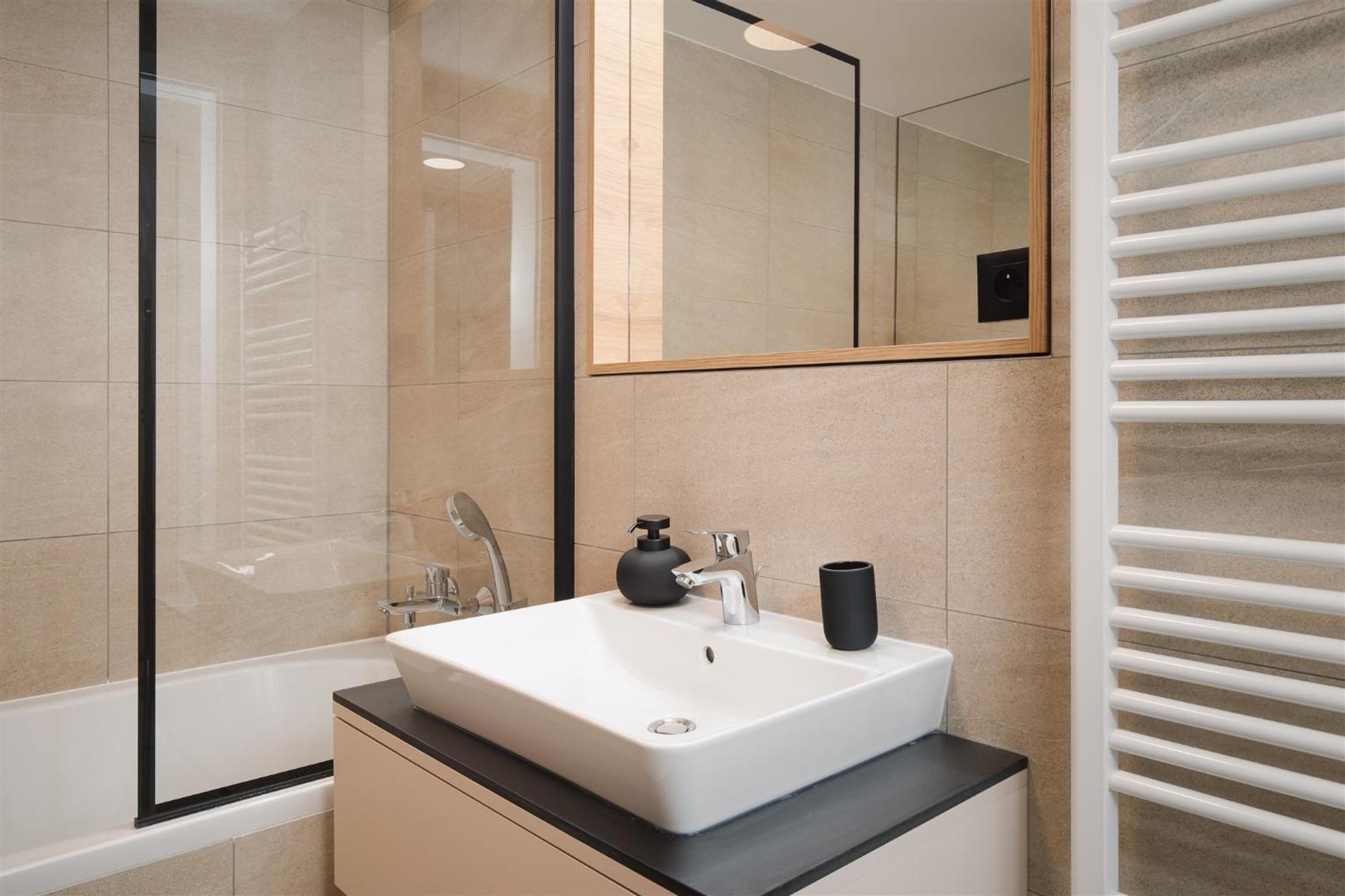 Good Vibe Near Metro - Garage, Air-conditioning, Vinyl Player Apartment Prague