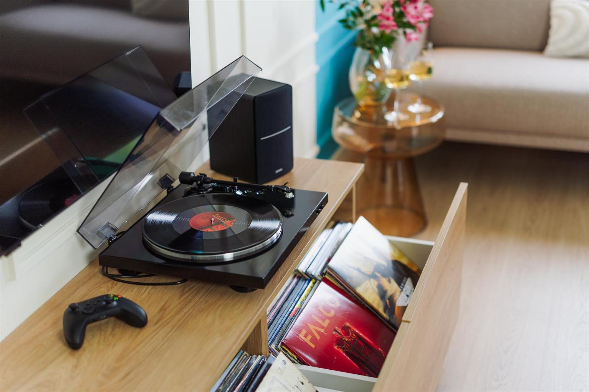 Good Vibe Near Metro - Garage, Air-conditioning, Vinyl Player Apartment
